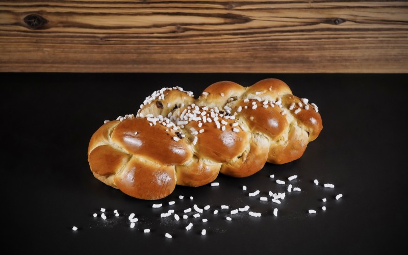 Hefezopf mit Rosinen